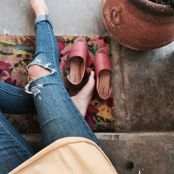 🚨LAST PAIR!!//The Alejandra//Adobe red Flat - Picture 2 of 8